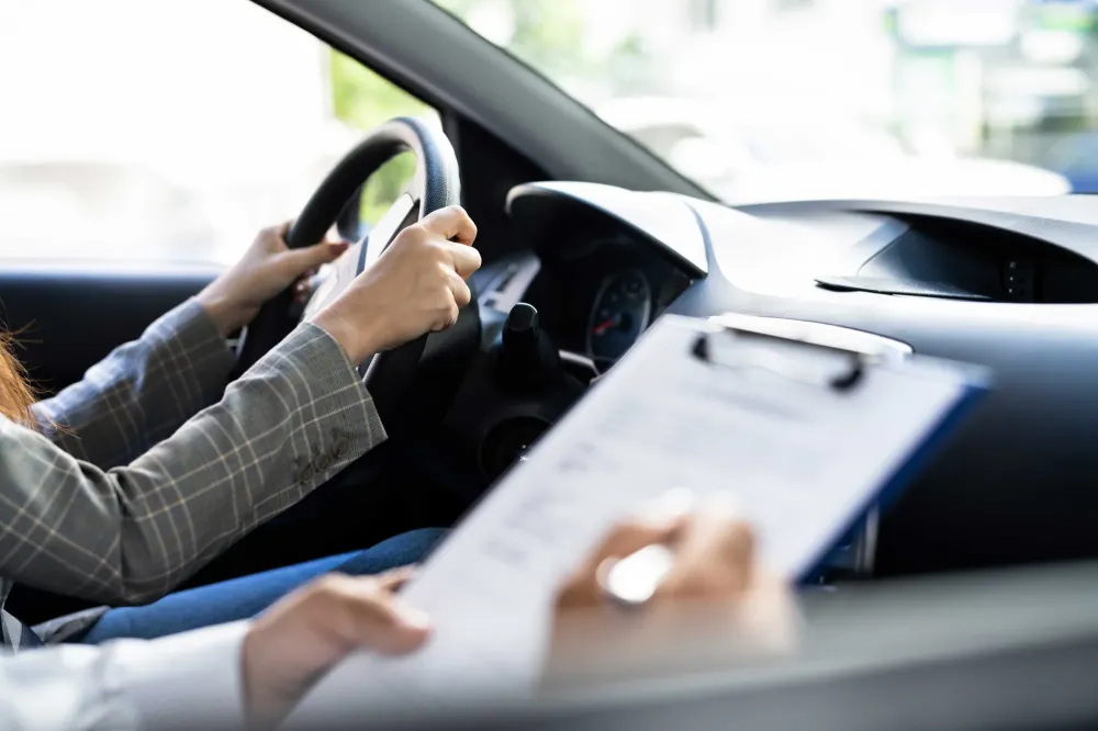 femme_passe_permis_conduire_voiture_moniteur_homme_notes